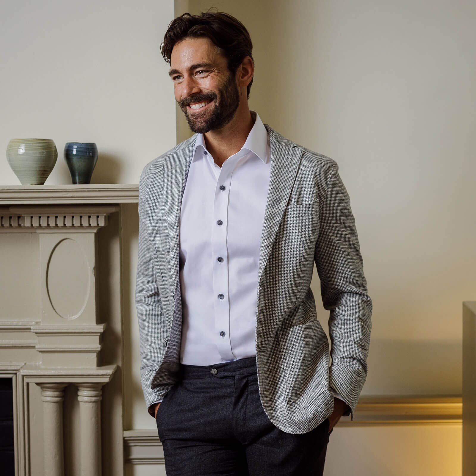 Man wearing white dress shirt with smoke buttons - fine twill custom fit