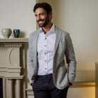 Man wearing white dress shirt with smoke buttons - fine twill custom fit
